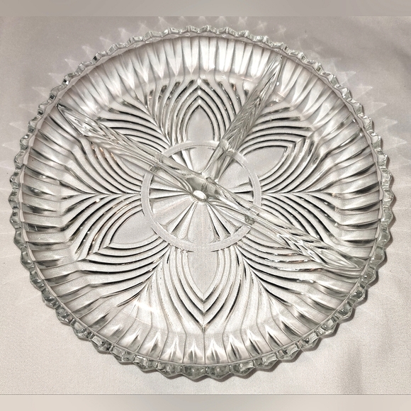 Vintage Indiana Glass round 3 part divided dish - Picture 8 of 8